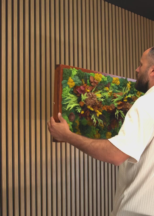 Tablou Biophilic Vertical „Golden Forest” – Panou Handmade cu Mușchi Stabilizați și Accente Botanice Premium