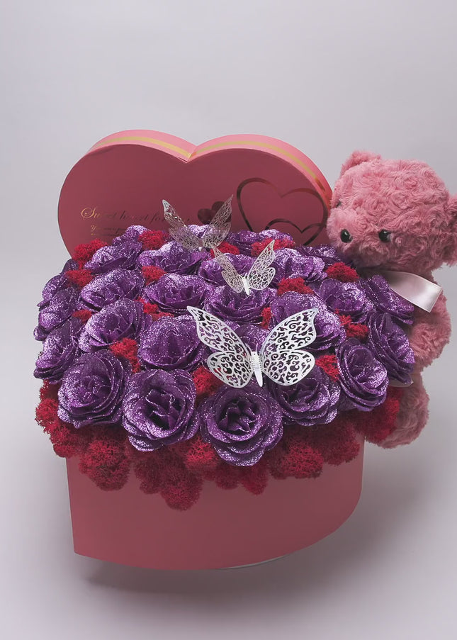 Aranjament Inimă Roz cu 47 Trandafiri Imperiali Mov (Glitter), Ursulet & Fluturi