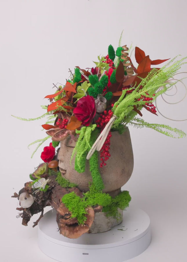 Aranjament floral „Forest Harmony” în bust decorativ – compoziție naturală cu accente verzi și roșii