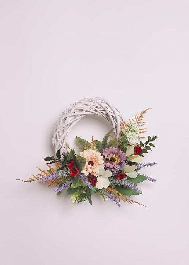 Coroniță Handmade „Lavender & Cream Breeze” – Aranjament Floral pe Bază de Răchită Albă cu Accente Botanice