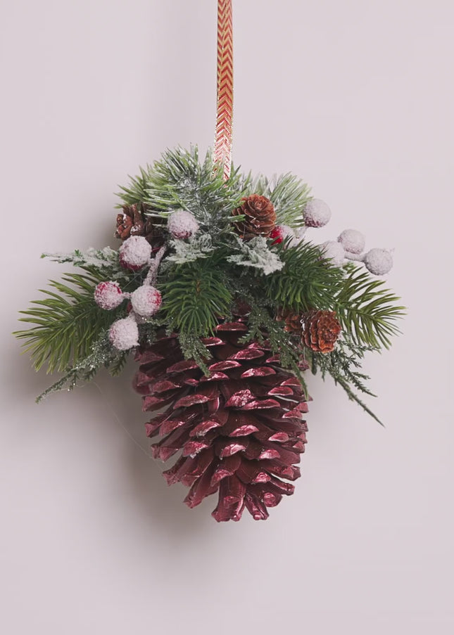 Ornament de Crăciun Artizanal „Crimson Berry & Copper Cone”