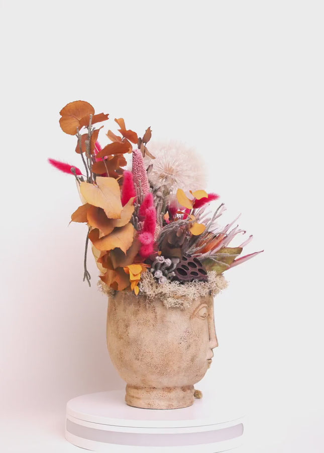 Aranjament Floral „Muse of Autumn” în Vas Sculptural – Creație Handmade cu Protea, Eucalipt Galben și Accente Roz Fucsia