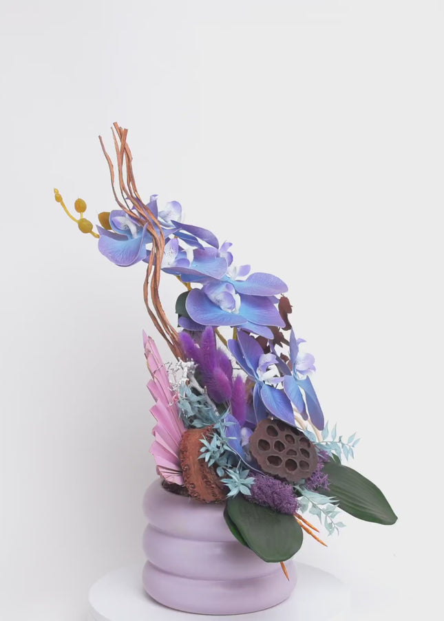 Aranjament Floral „Indigo Zen” – Compoziție Verticală cu Orhidee Indigo, Capsule de Lotus și Accente Exotice Curbe