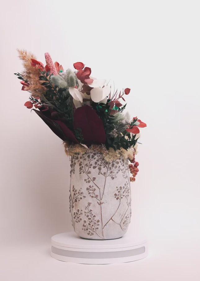 Aranjament Floral „Emerald & Earth” în Vază Ceramică Înaltă – Decor Premium cu Protea, Eucalipt Arămiu și Accente Turcoaz