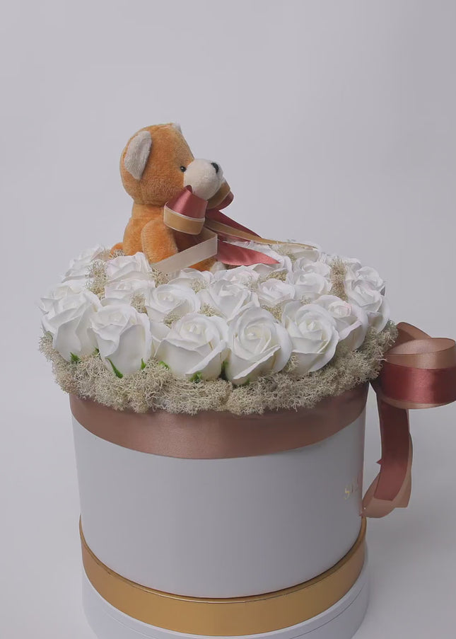 Aranjament Lux Trandafiri Săpun Albi și Ursulet Catifea