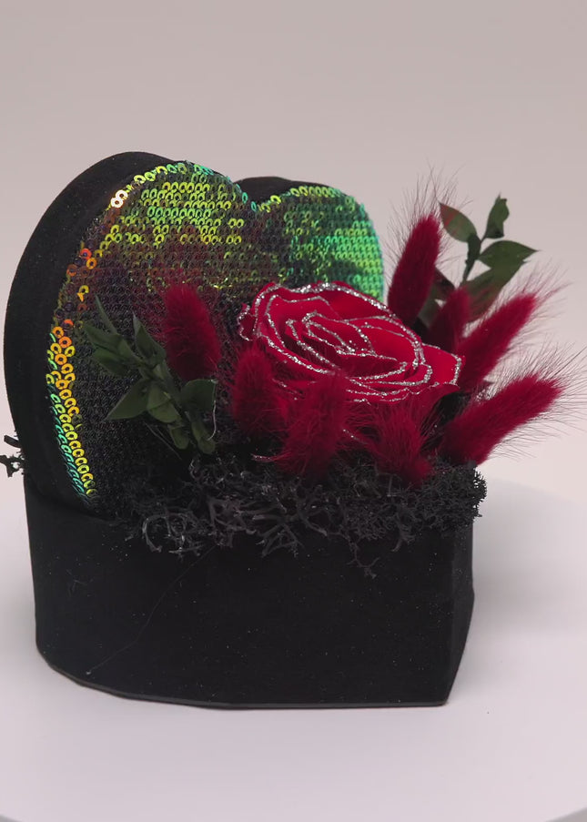 Aranjament Inimă Paiete & Catifea, Trandafir Criogenat Roșu cu Argintiu