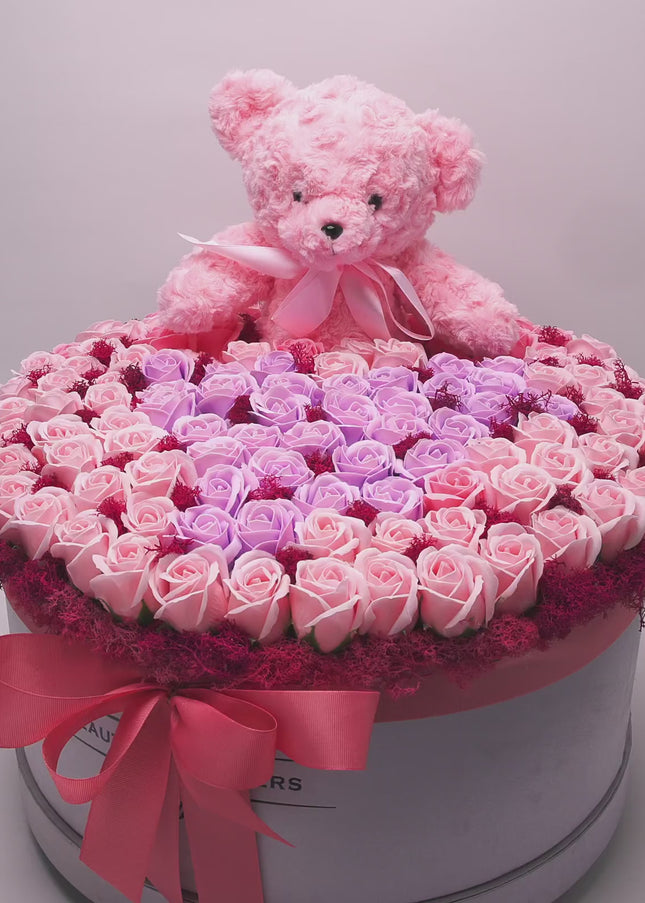 Aranjament Lux Trandafiri Săpun Roz & Lila, Ursulet Gri