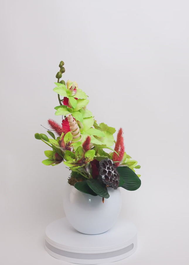 Aranjament Floral „Emerald Orchid” în Vas Ceramic Alb – Compoziție Handmade cu Orhidee Verzi, Lotus și Accente Naturale