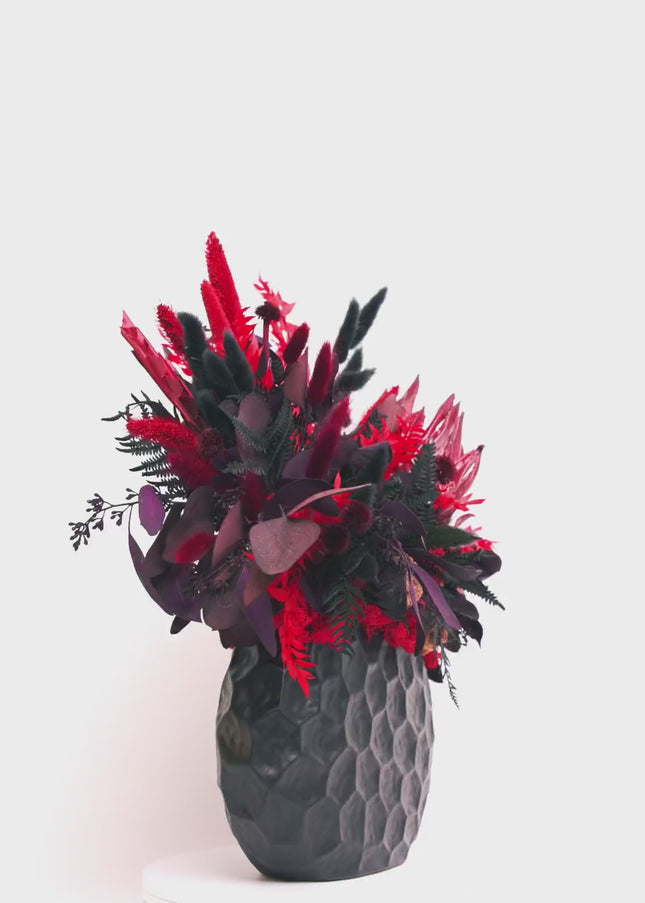 Aranjament Floral „Crimson Night” în Vas Negru Texturat – Compoziție Luxury cu Protea King, Plante Criogenate și Accente Gotic-Chic
