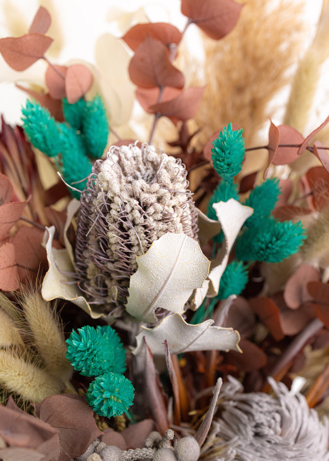 Aranjament Floral „Boho Azure” în Vază Ceramică Texturată – Compoziție Handmade cu Protea, Eucalipt Arămiu și Accente Turcoaz