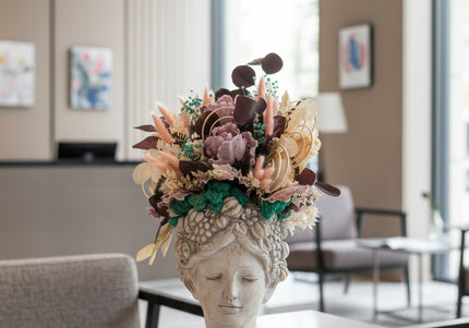 Aranjament floral „Mystic Bloom” în bust sculptural – flori uscate, eucalipt și accente turcoaz