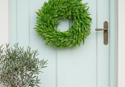 Coroniță decorativă „Green Fluffy” – decor minimalist din iarbă ornamentală