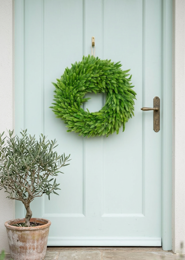 Coroniță decorativă „Green Fluffy” – decor minimalist din iarbă ornamentală