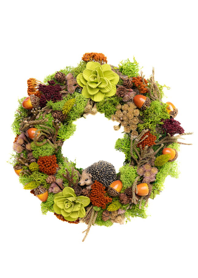 Coroniță Handmade „Forest Friends” – Aranjament din Licheni Stabilizați cu Arici Decorativ și Flori din Lemn
