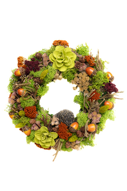 Coroniță Handmade „Forest Friends” – Aranjament din Licheni Stabilizați cu Arici Decorativ și Flori din Lemn