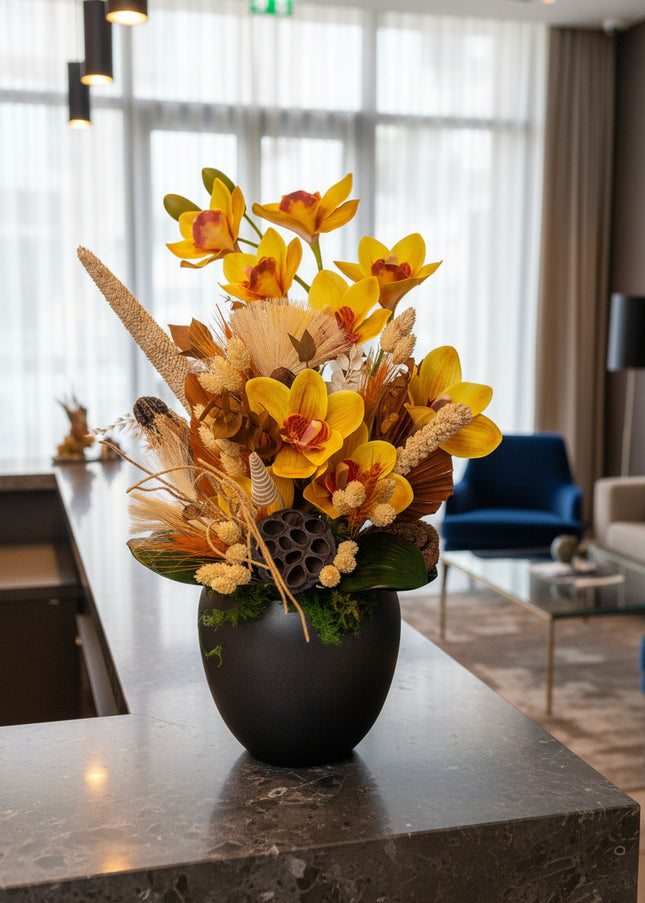 Aranjament floral „Amber Bloom” în vas ceramic – orhidee galbene și accente naturale