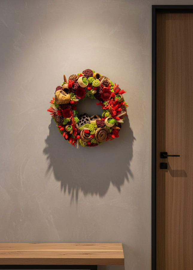 Coroniță Biophilică „Ruby Moss Garland” – Aranjament Handmade cu Licheni, Mușchi Stabilizat și Flori Roșu Intens