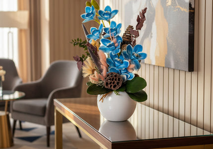 Aranjament floral „Azure Bloom” în vas ceramic – orhidee albastre și accente naturale