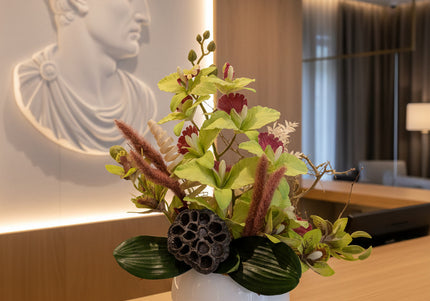 Aranjament Floral „Emerald Orchid” în Vas Ceramic Alb – Compoziție Handmade cu Orhidee Verzi, Lotus și Accente Naturale