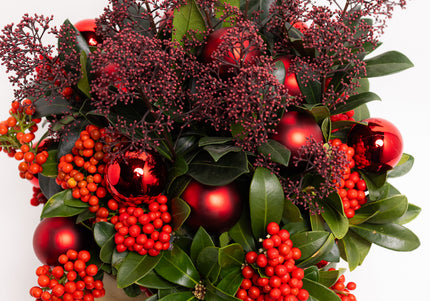 Aranjament Lux FloraArt cu Skimmia în Vas de Cupru