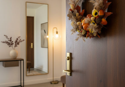 Coroniță Handmade „Autumn Whispers” – Aranjament Floral pe Bază de Răchită Albă cu Dovleci, Floarea-Soarelui Mică și Spice