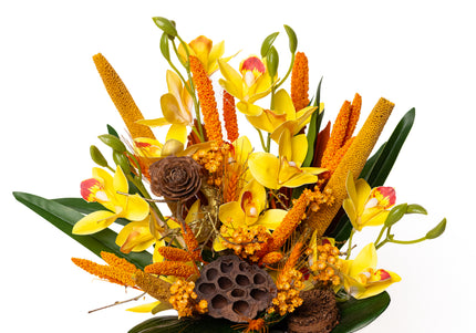 Aranjament floral „Sunset Glow” în vas ceramic – orhidee galbene și accente calde