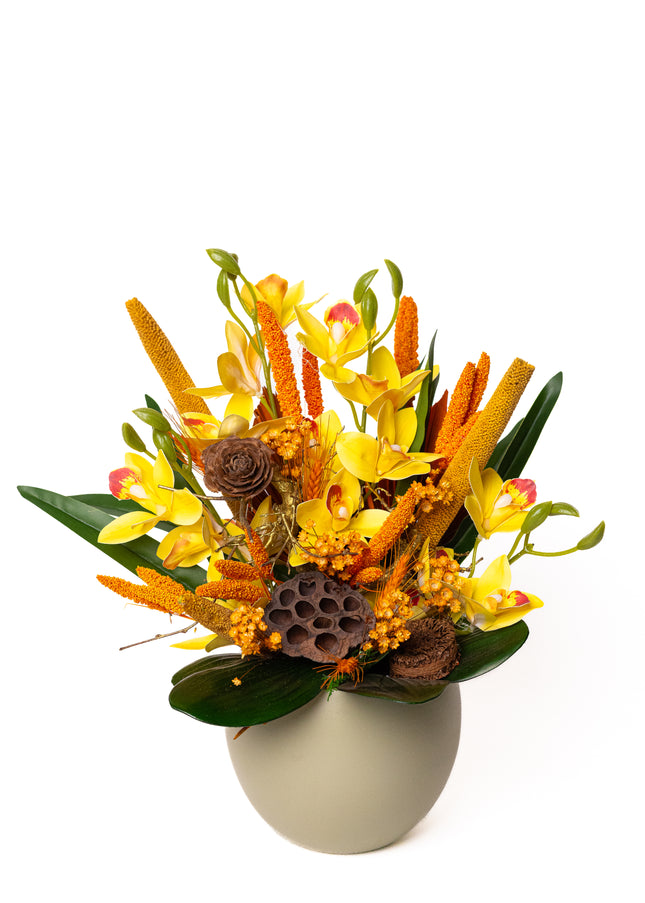 Aranjament floral „Sunset Glow” în vas ceramic – orhidee galbene și accente calde