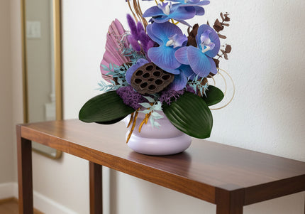 Aranjament Floral „Indigo Zen” – Compoziție Verticală cu Orhidee Indigo, Capsule de Lotus și Accente Exotice Curbe