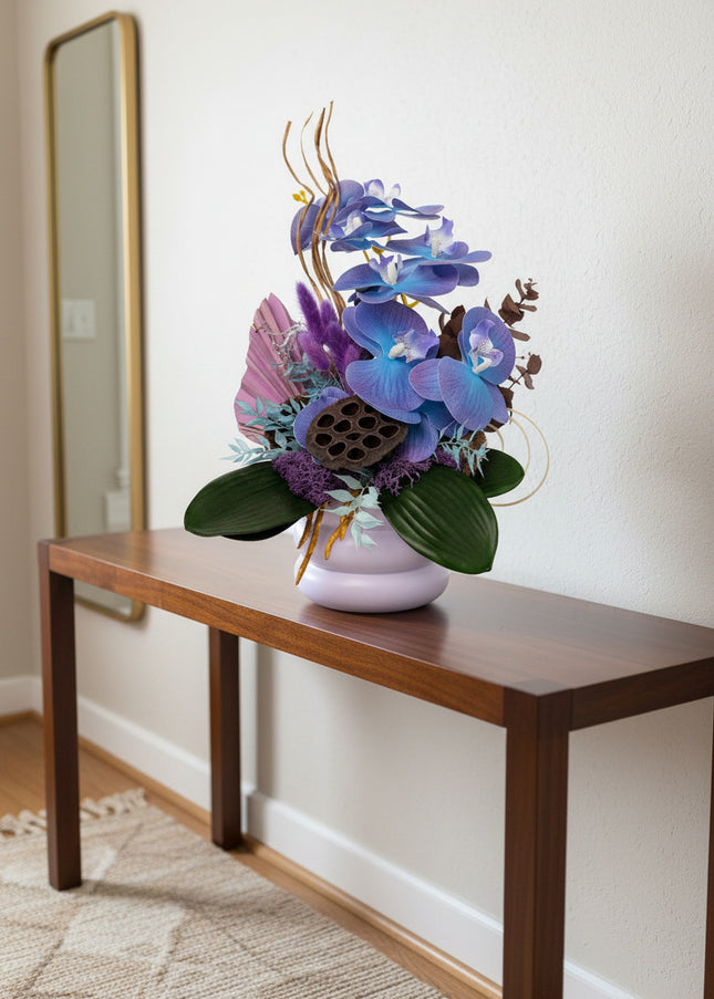 Aranjament Floral „Indigo Zen” – Compoziție Verticală cu Orhidee Indigo, Capsule de Lotus și Accente Exotice Curbe