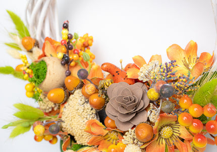 Coroniță Handmade „Harvest Sun” – Aranjament Floral pe Bază de Răchită Albă cu Flori de Câmp și Dovleci