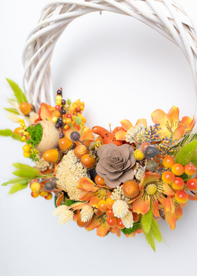 Coroniță Handmade „Harvest Sun” – Aranjament Floral pe Bază de Răchită Albă cu Flori de Câmp și Dovleci