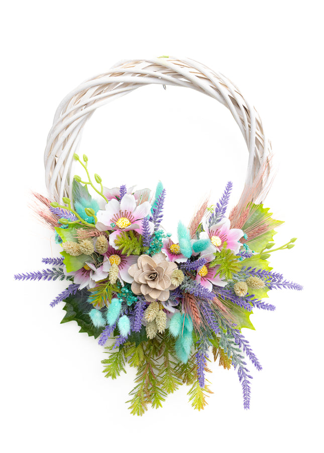Coroniță Handmade „Spring Breeze” – Aranjament pe Bază de Răchită Albă cu Flori Pastelate