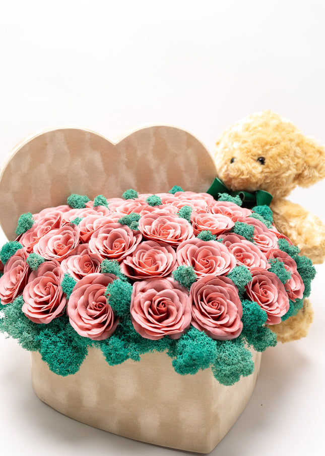 Aranjament Inimă Bej cu 41 Trandafiri Imperiali Roz Prăfuit & Ursulet