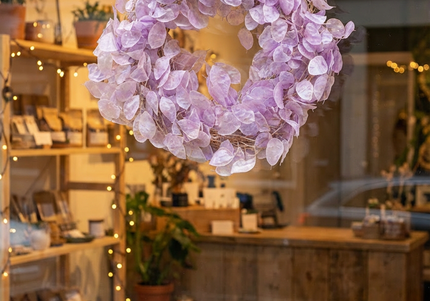 Coroniță Decorativă din Lunaria Mov – Aranjament Natural din Plante Uscate