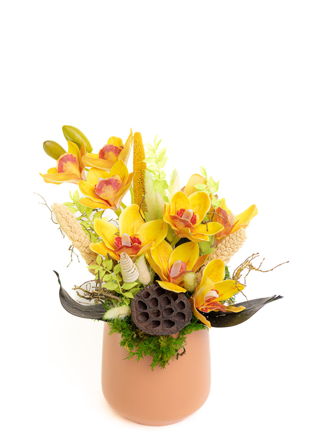 Aranjament Floral „Cymbidium Gold” în Vas Mat – Creație Handmade cu Orhidee Galbene și Accente Botanice Exotice
