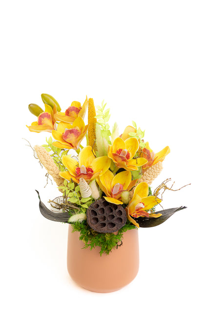 Aranjament Floral „Cymbidium Gold” în Vas Mat – Creație Handmade cu Orhidee Galbene și Accente Botanice Exotice