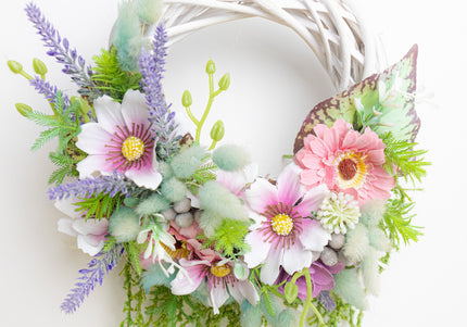 Coroniță Handmade „Secret Garden” – Aranjament Floral Curgător pe Bază de Răchită Albă cu Lavandă și Plante Verzi