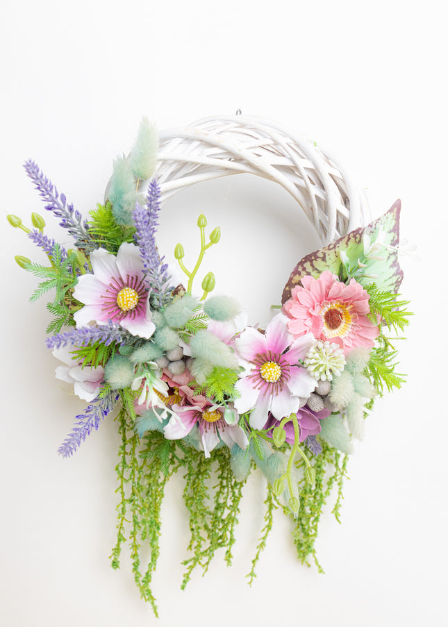 Coroniță Handmade „Secret Garden” – Aranjament Floral Curgător pe Bază de Răchită Albă cu Lavandă și Plante Verzi