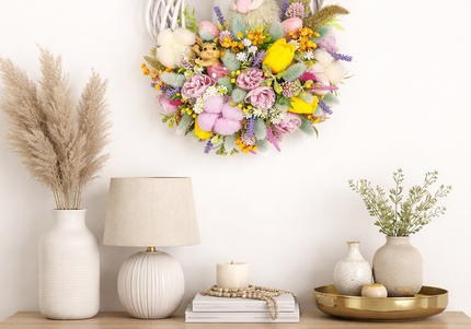 Coroniță florală de Paște „Sweet Bunny” – decor festiv cu iepuraș, flori pastel și accente jucăușe