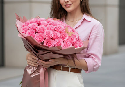 Buchet Gigant "Pink Sparkle" cu 99 Trandafiri și Fluturi