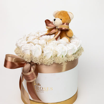 Aranjament Lux Trandafiri Săpun Albi și Ursulet Catifea