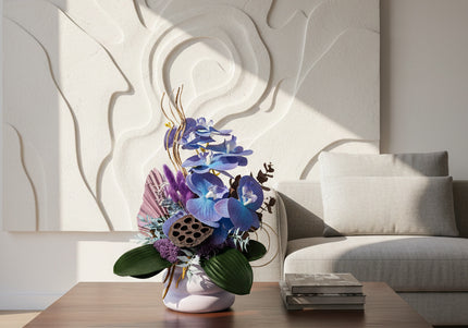 Aranjament Floral „Indigo Zen” – Compoziție Verticală cu Orhidee Indigo, Capsule de Lotus și Accente Exotice Curbe