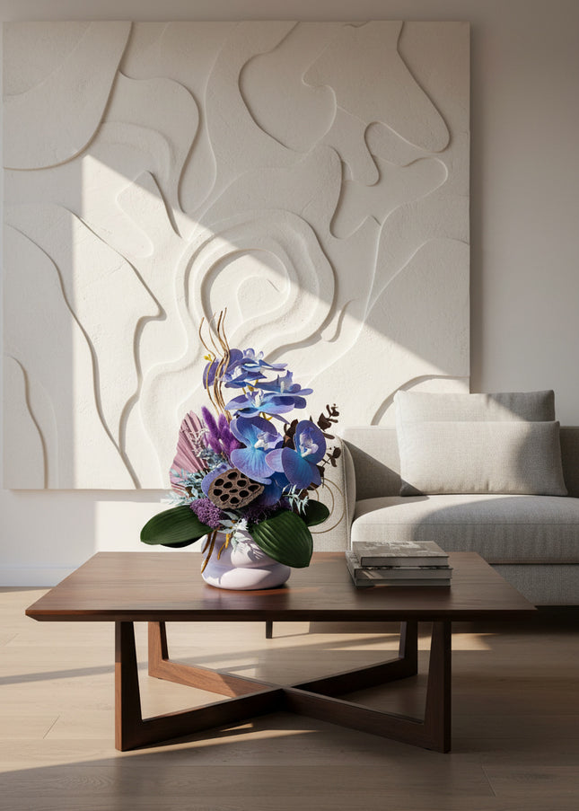 Aranjament Floral „Indigo Zen” – Compoziție Verticală cu Orhidee Indigo, Capsule de Lotus și Accente Exotice Curbe