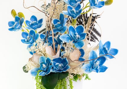 Aranjament Floral „Azure Dream” în Vas Alb – Compoziție Handmade cu Orhidee Albastre, Plante Curzătoare și Accente Boeme