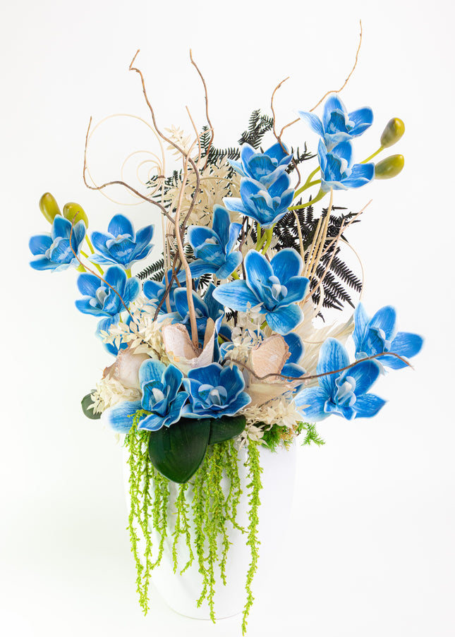 Aranjament Floral „Azure Dream” în Vas Alb – Compoziție Handmade cu Orhidee Albastre, Plante Curzătoare și Accente Boeme