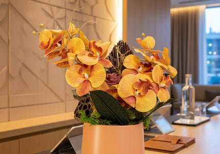 Aranjament Floral „Orchid Sunset” în Vas Ceramic – Compoziție Premium cu Orhidee Portocalii, Licheni și Accente Exotice