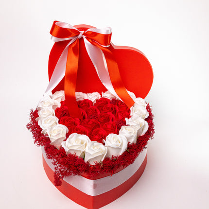 Aranjament Inimă Lux Trandafiri Săpun Roșu-Alb & Fundă