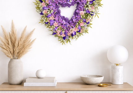 Coroniță florală „Lavender Heart” – decor elegant cu flori mov și accente pastel