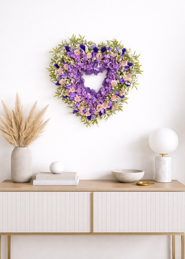 Coroniță florală „Lavender Heart” – decor elegant cu flori mov și accente pastel