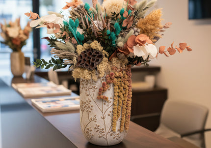 Aranjament Floral „Emerald & Earth” în Vază Ceramică Înaltă – Decor Premium cu Protea, Eucalipt Arămiu și Accente Turcoaz